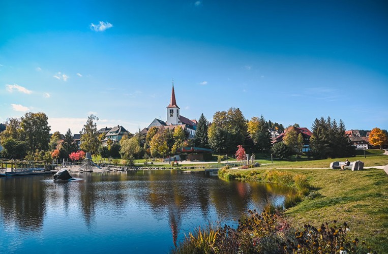 Schöner Blick auf das Schwarzwalddorf Schonach im Herbst