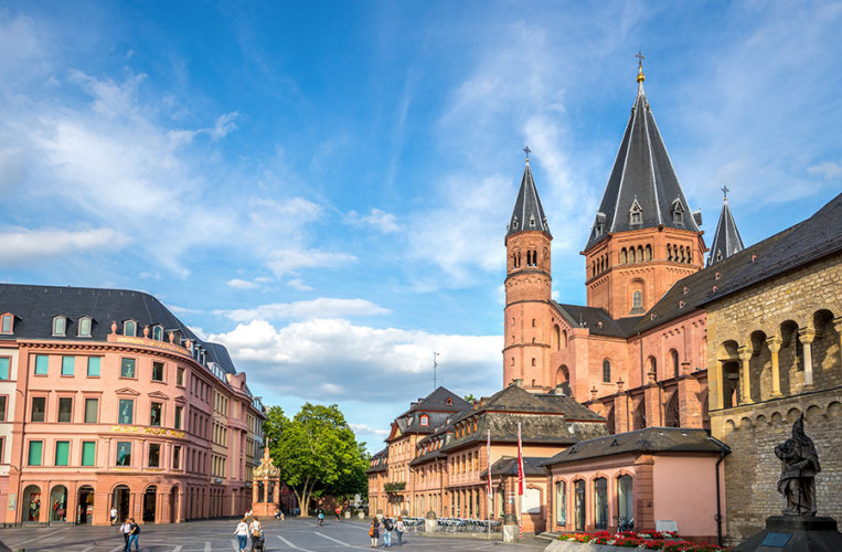 Umsäumt mit historischen Gebäuden ist der Mainzer Domplatz