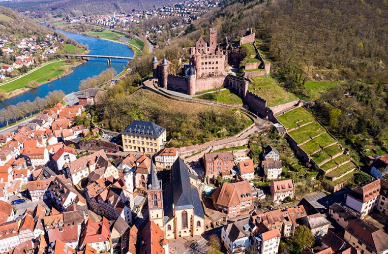 Blick über Wertheim mit Schloss, Main und Tauber