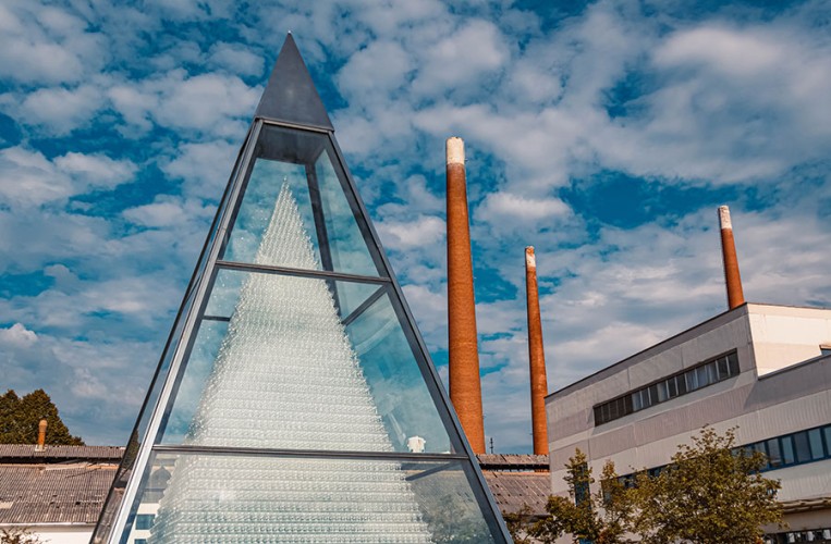 Die berühmte Glaspyramide in Zwiesel verweist auf den Ruhm als Glasstadt