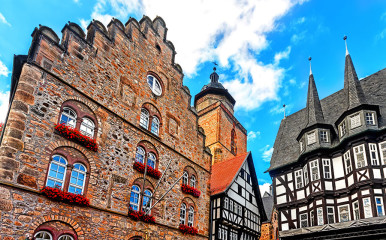 Der mittelalterliche Marktplatz von Alsfeld mit Rathaus und Weinhaus