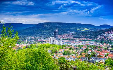 Jena ist von Sandsteinbergen umgeben