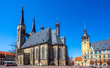 Blick auf Kirche und Rathaus von Köthen