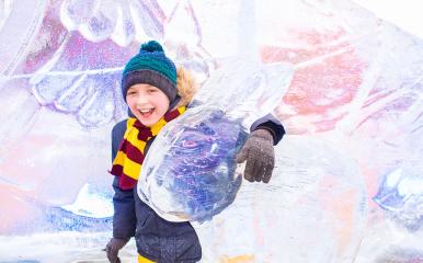 Wie aus einer Traumwelt wirken die glitzernden Eisskulpturen